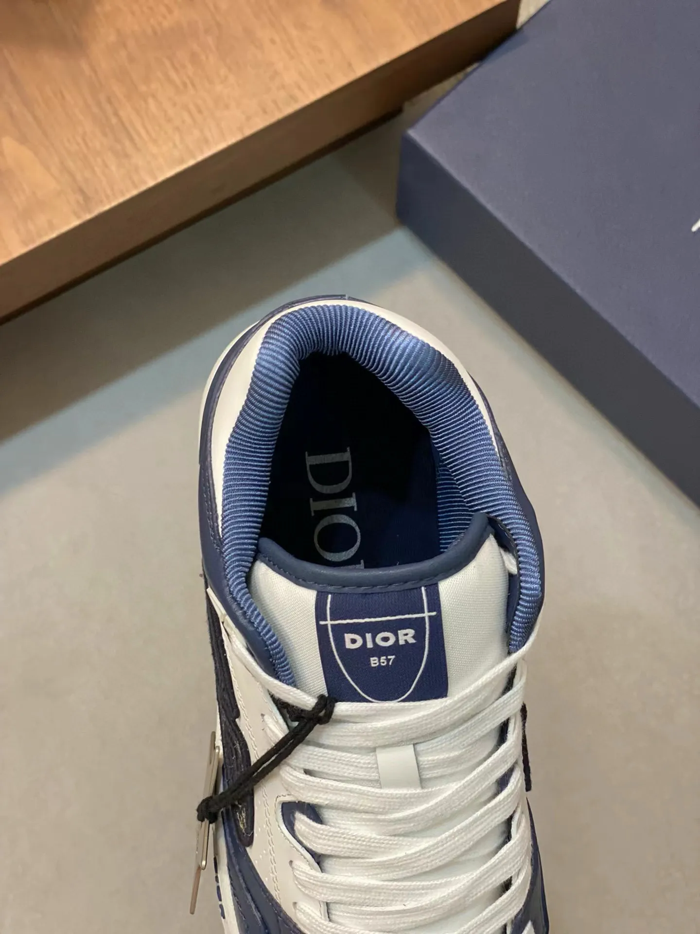 Ex-factory price: 440💰DIOB57 mid-top sneakers are shipped. This B57 mid-top sneaker is a new product in the 2024 spring men's wear series. It reinterprets the basketball shoe design and has become a classic item of Dior. Mid-top lace-up style crafted from color-blocked cow leather with contrasting suede and a CD logo displayed on the side. The tongue is decorated with the Dior B57 logo, and various distinctive details enhance the style. The CD logo eyelet details, upper stitching and rubber panels highlight the dynamic charm of its sports style. With two-color rubber sole, mesh fabric lining and cotton lining for foot padding, the upper foot is comfortable and breathable. Can be paired with a variety of clothing to create a sophisticated look. Code 38-44, (45 can be customized)